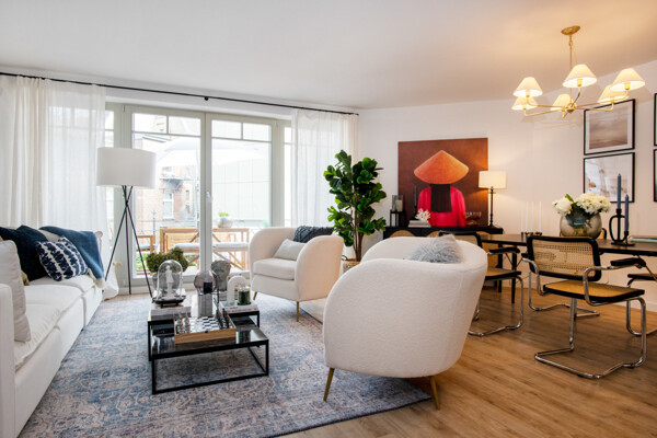 Der Wohnbereich mit Zugang zu der großen Terrasse