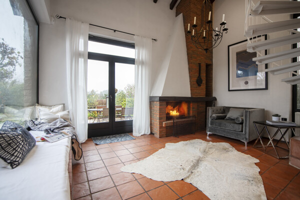 Kaminzimmer mit Sitzfensterbank