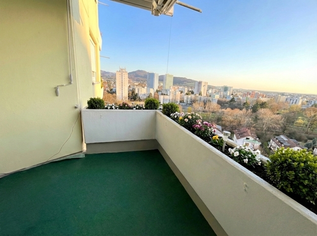 Balkon (mit KI bearbeitet)