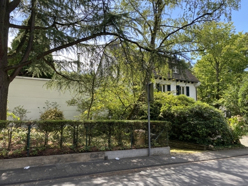 Frontansicht + Anbau Wohnhalle