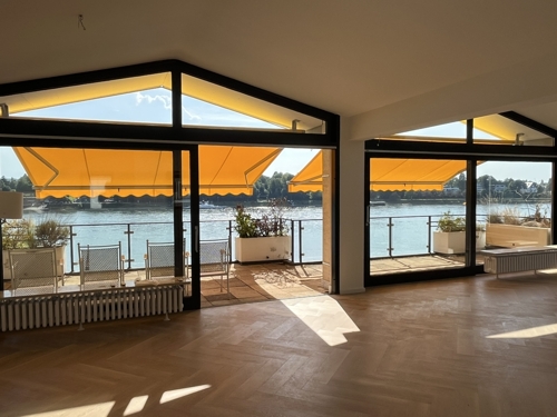 Schöne Fensterfront zum Rhein