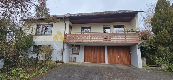 Hausansicht mit 2 Garagen