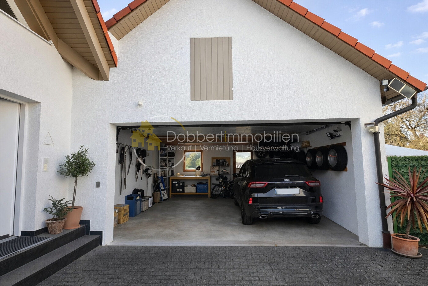 große Doppelgarage mit zusätzlichem Stauraum