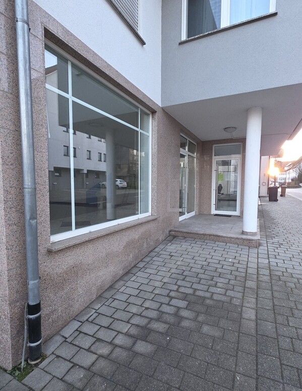 großzügige Schaufenster