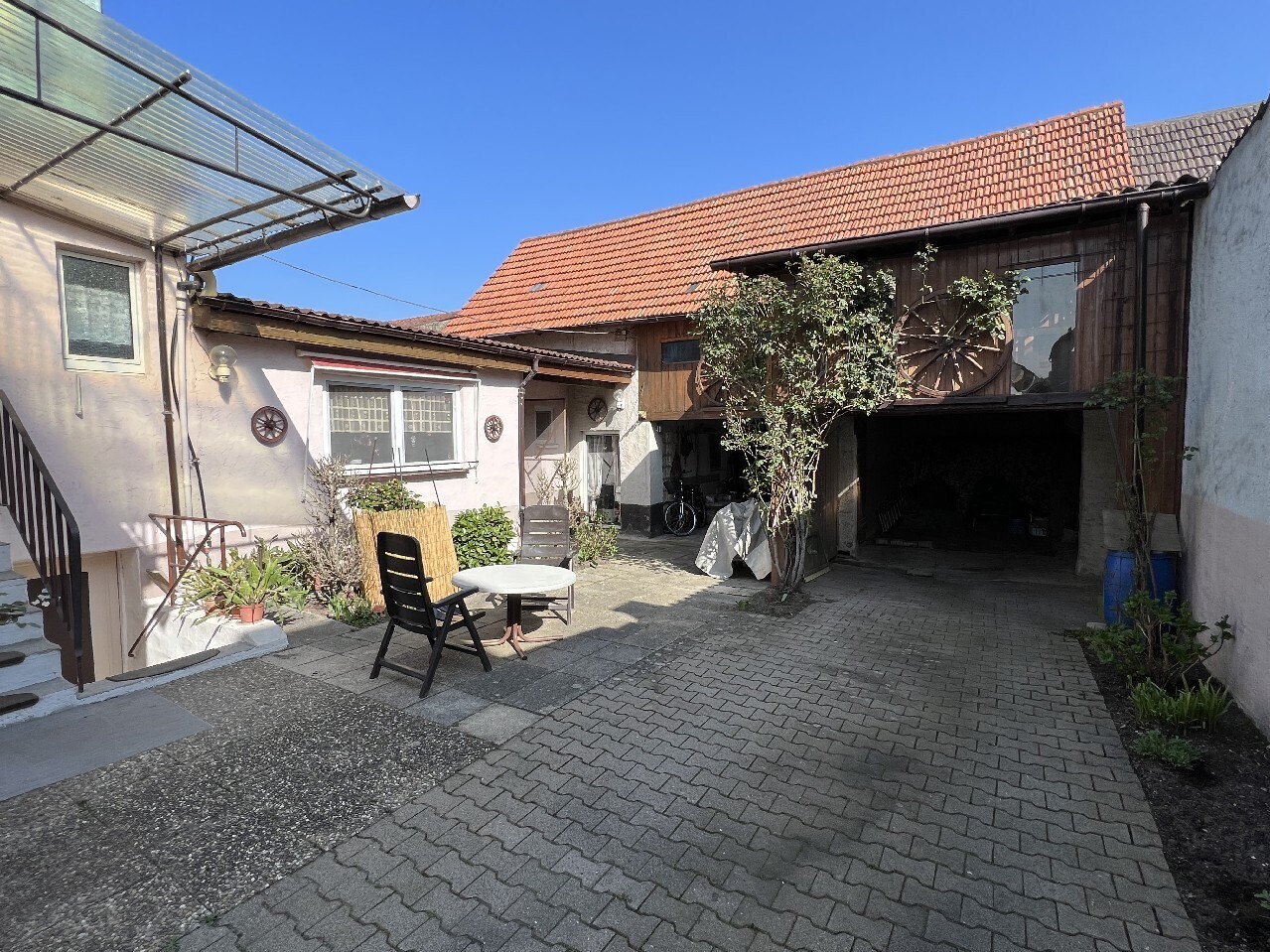 Innenhof mit Scheune