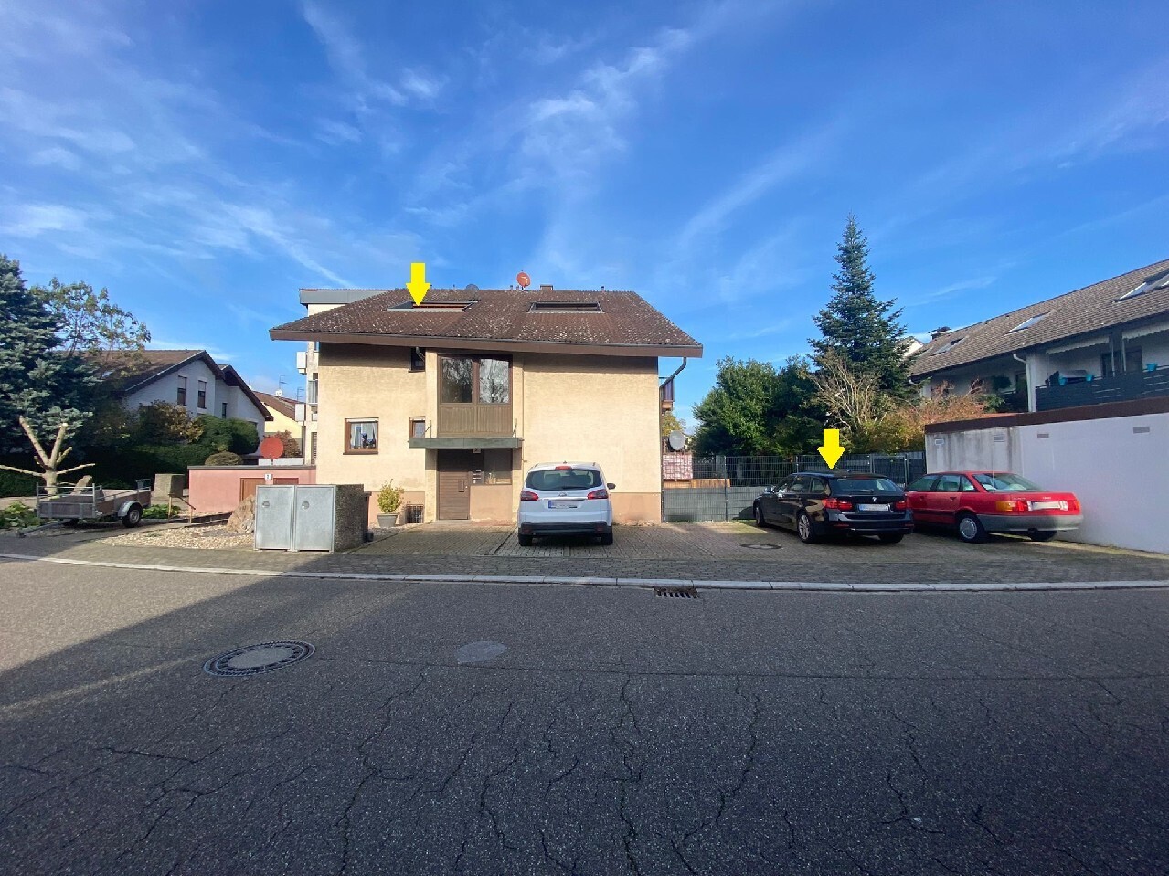 Hausansicht und Stellplatz