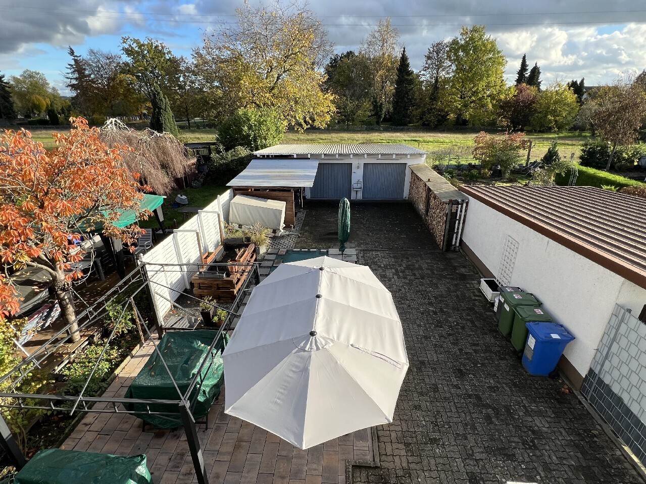 Garten mit zwei Garagen
