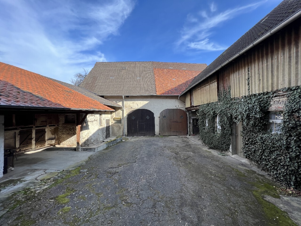 Hof mit Nebengebäuden