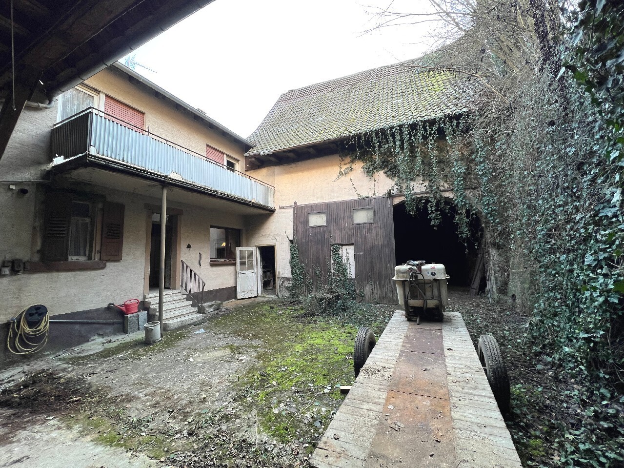 Gartenseite mit Scheune 2