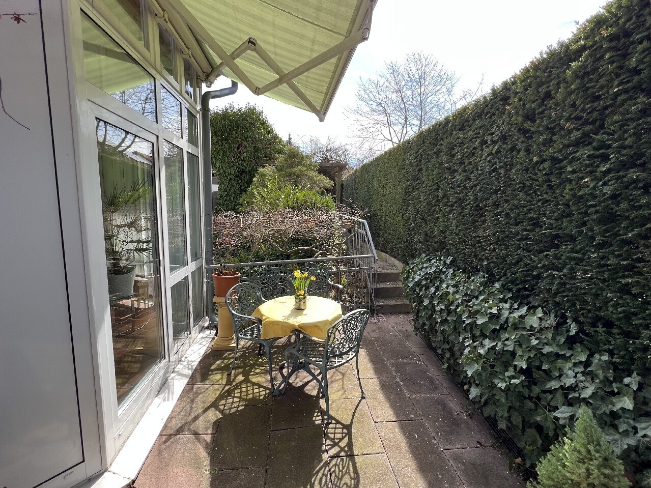 kleine Terrasse mit Markise