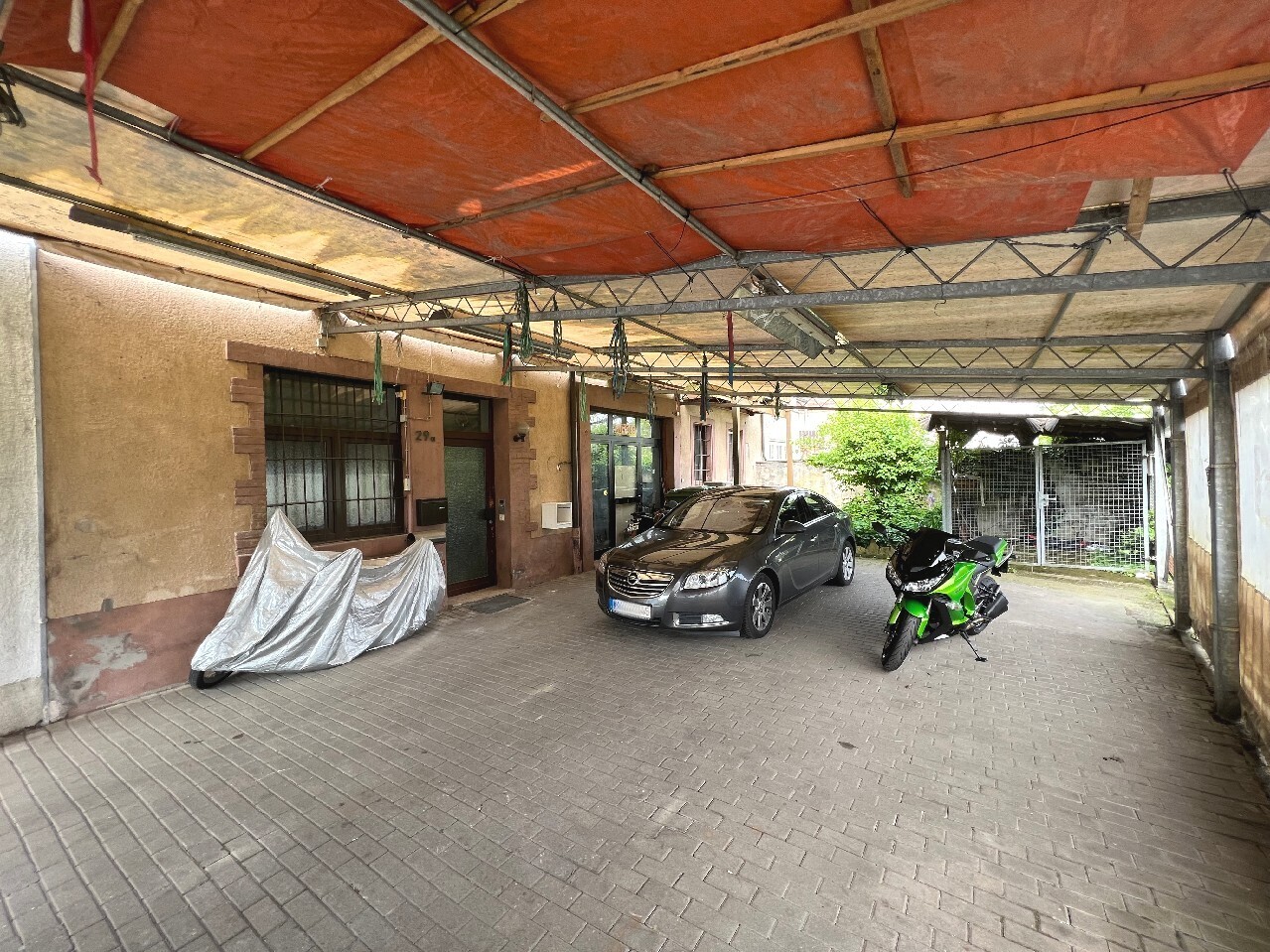 überdachte Fläche vorm Haus