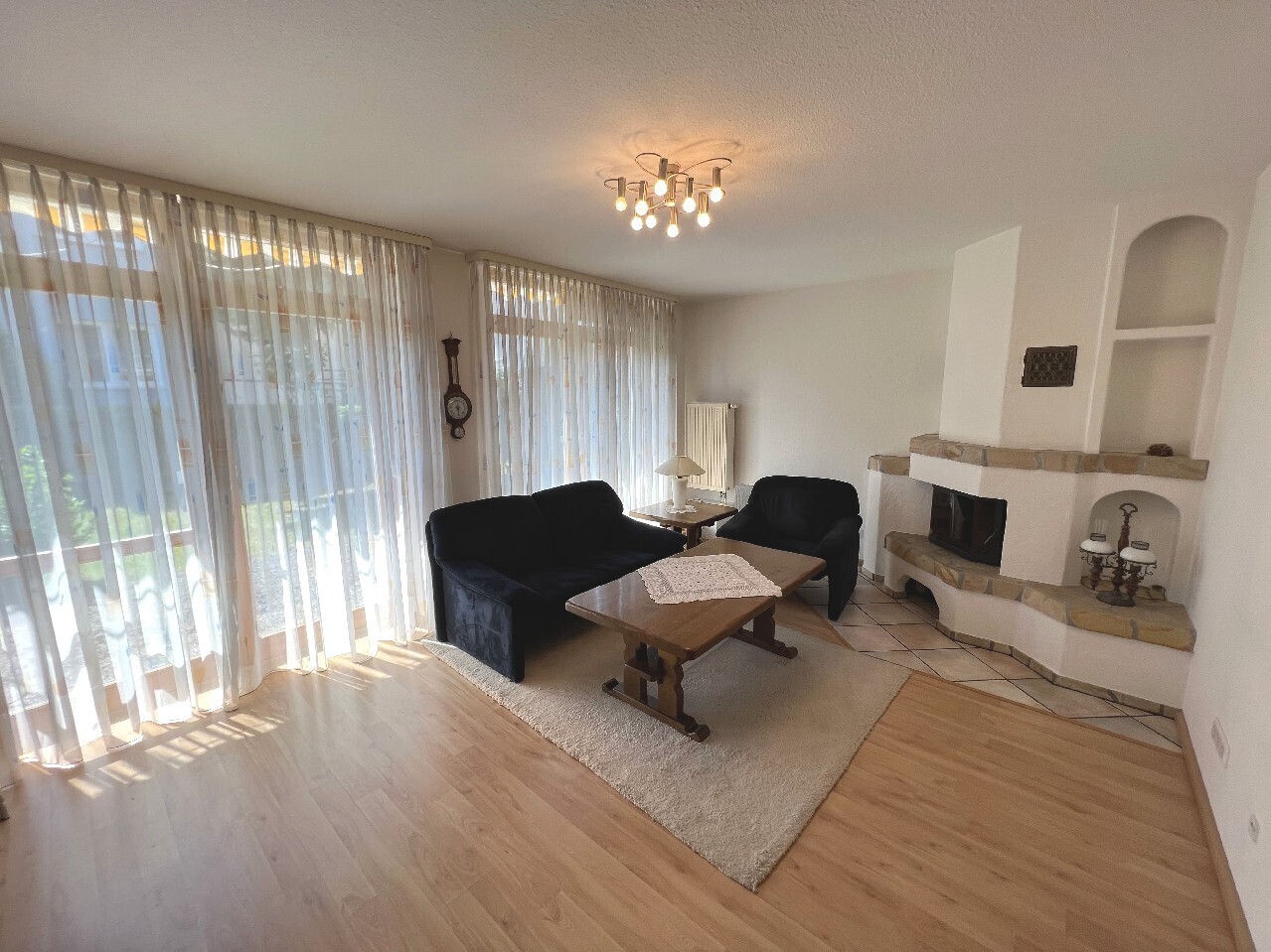 Wohnzimmer mit Kamin