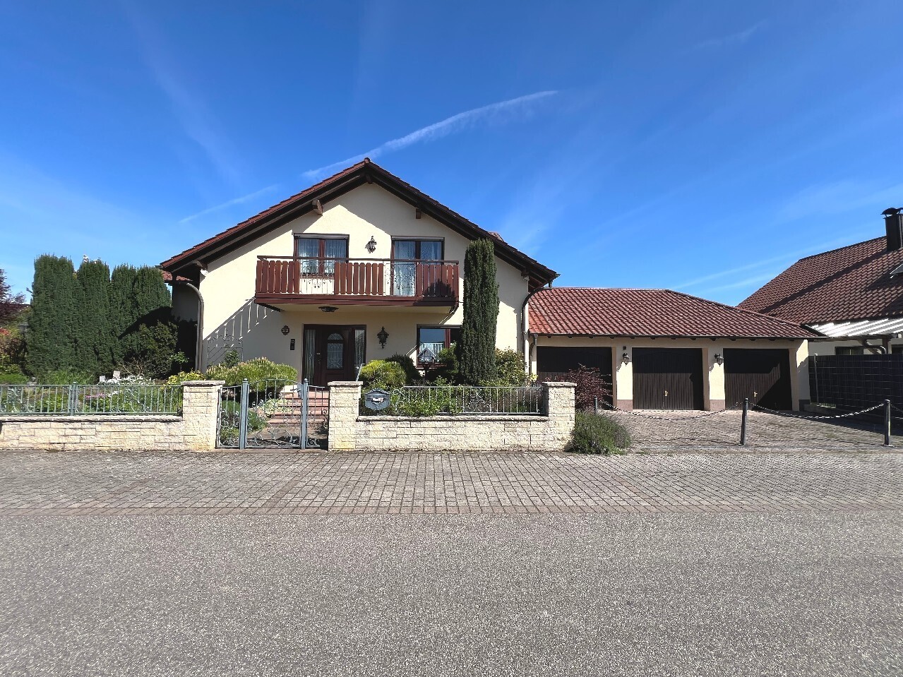 Hausansicht mit Garagen