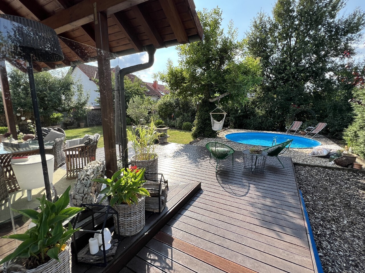 Blick zum Swimmingpool und Terrasse