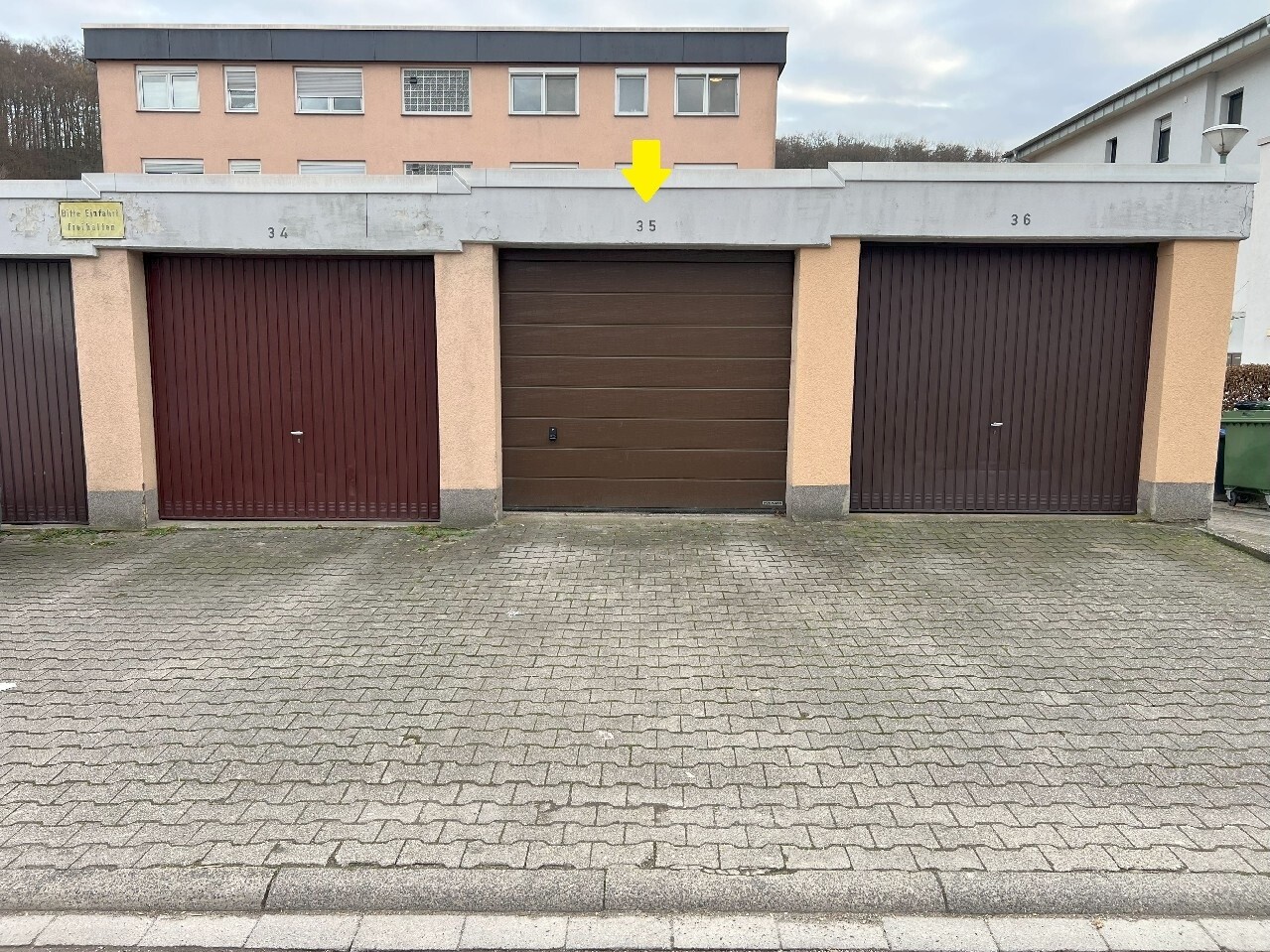 Garage und Stellplatz