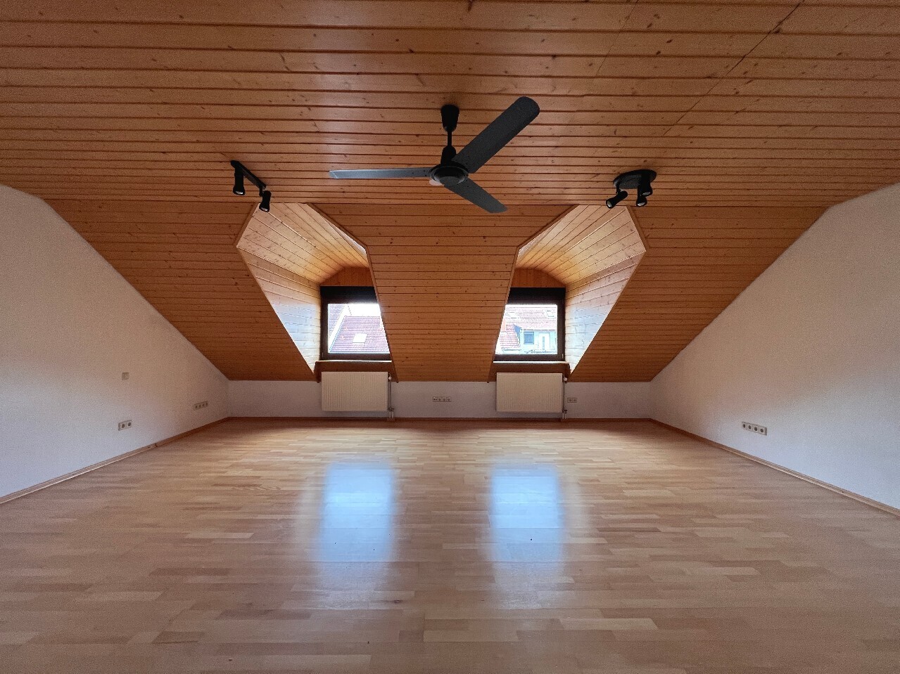 geräumiges Zimmer im DG