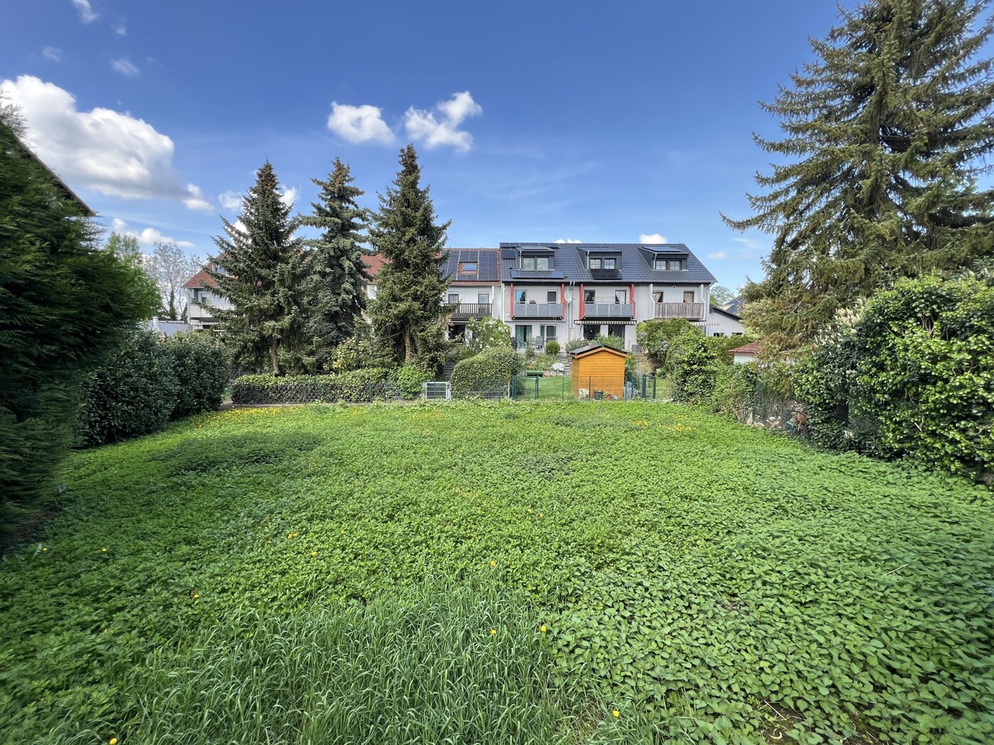 Grundstück hinterm Haus