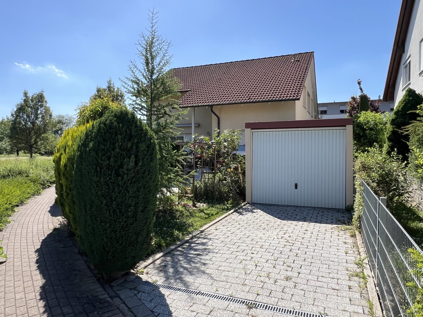 Hausansicht mit Garage