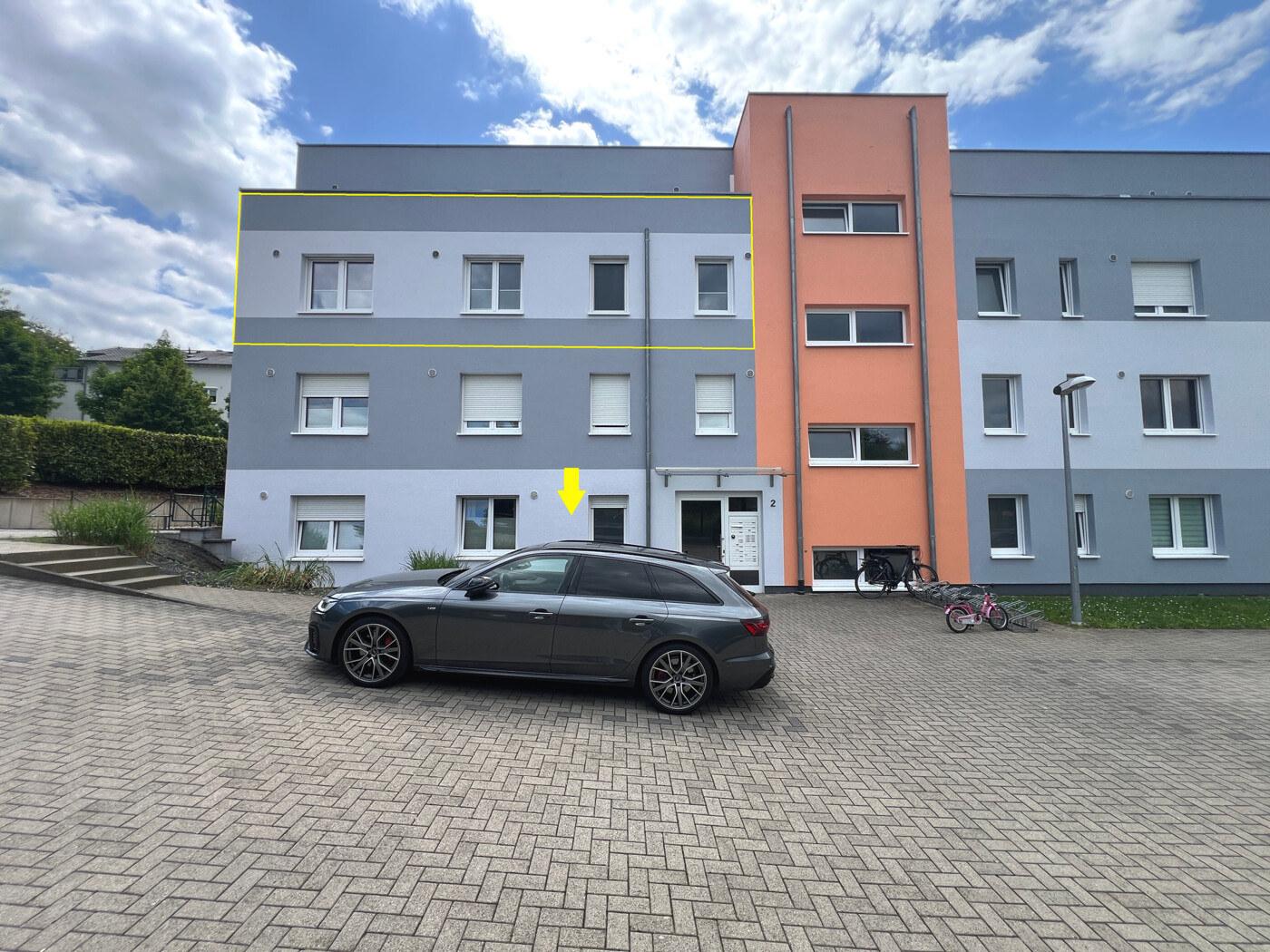 Stellplatz und Hausansicht