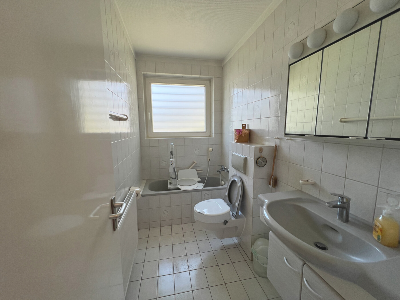 Tageslichtbad mit Badewanne