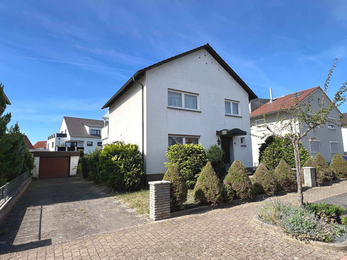 Hausansicht mit Garage