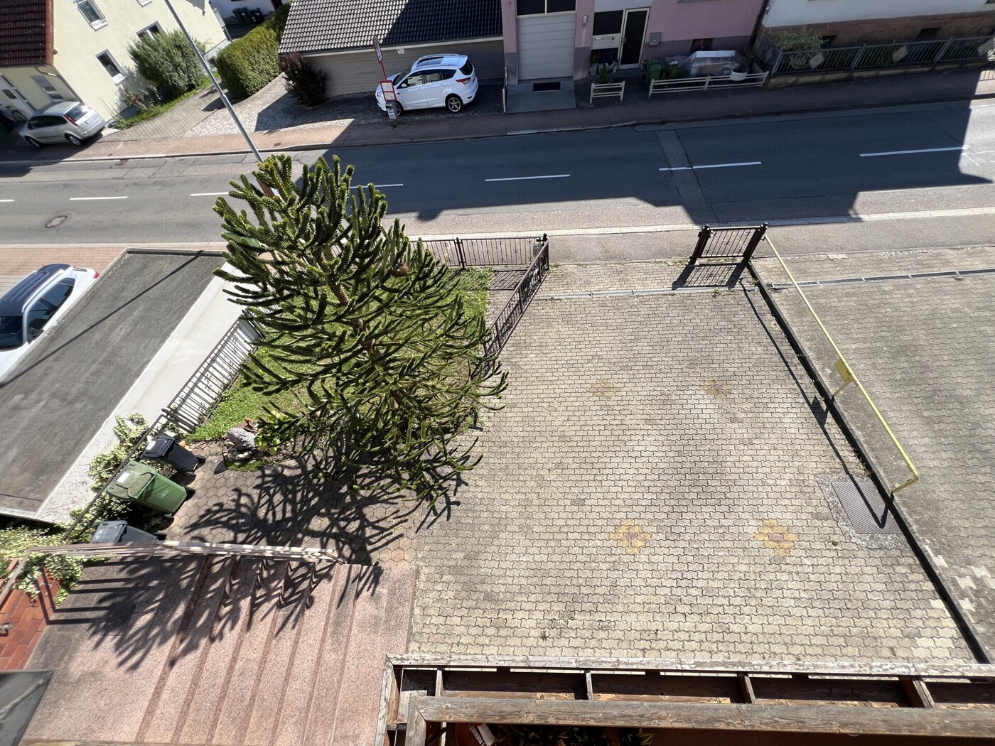 Stellplätze und Grünfläche vorm Haus