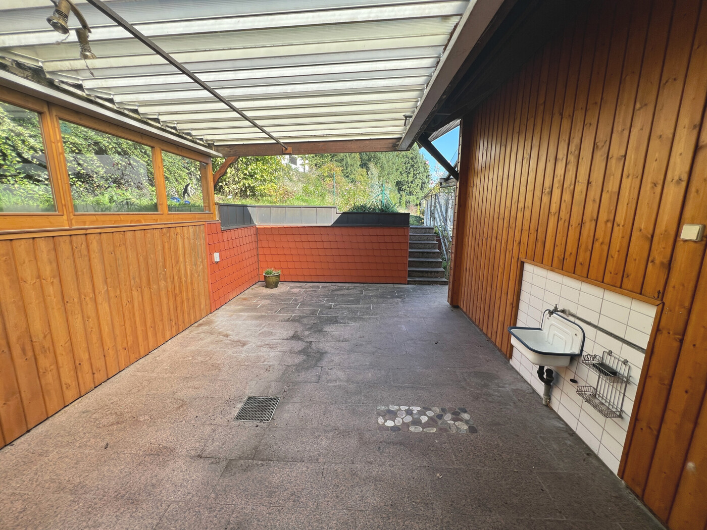 überdachter Zugang zur Wohnung im 2.OG