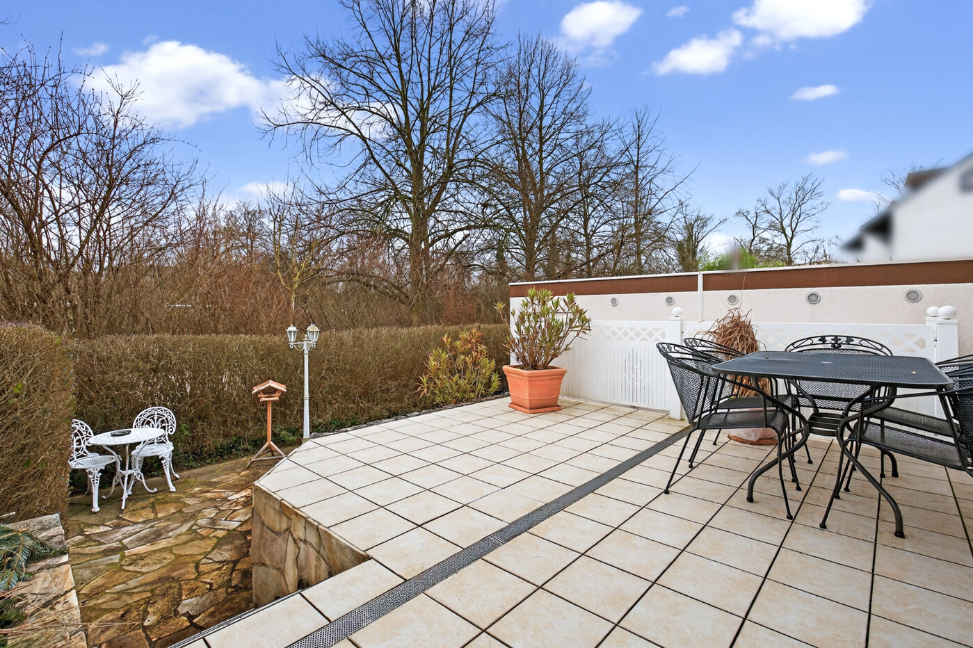 Terrasse mit Blick in Garten