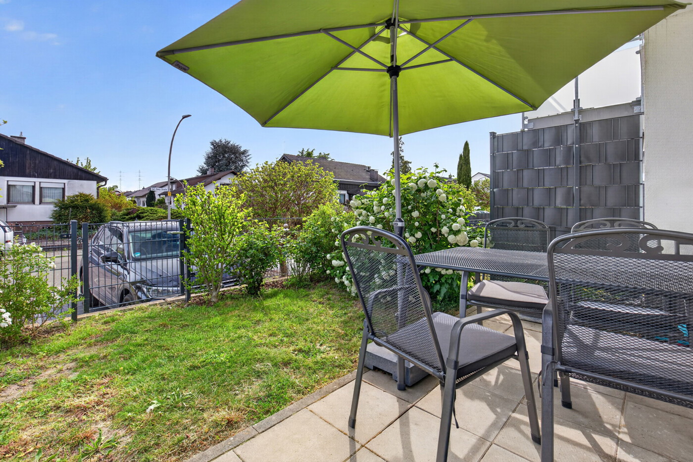 Terrasse und Gartenanteil
