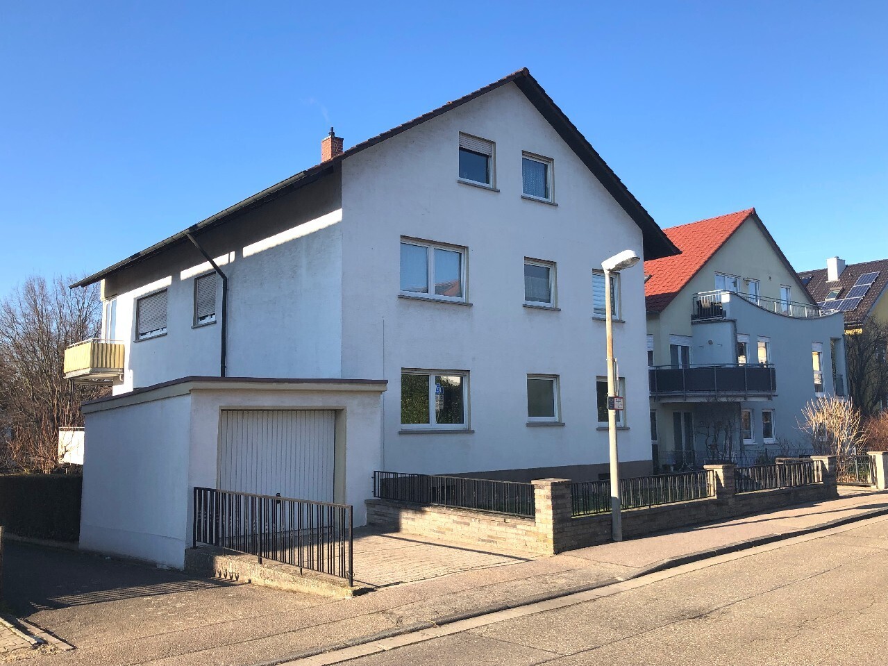 Straßenansicht mit Garage