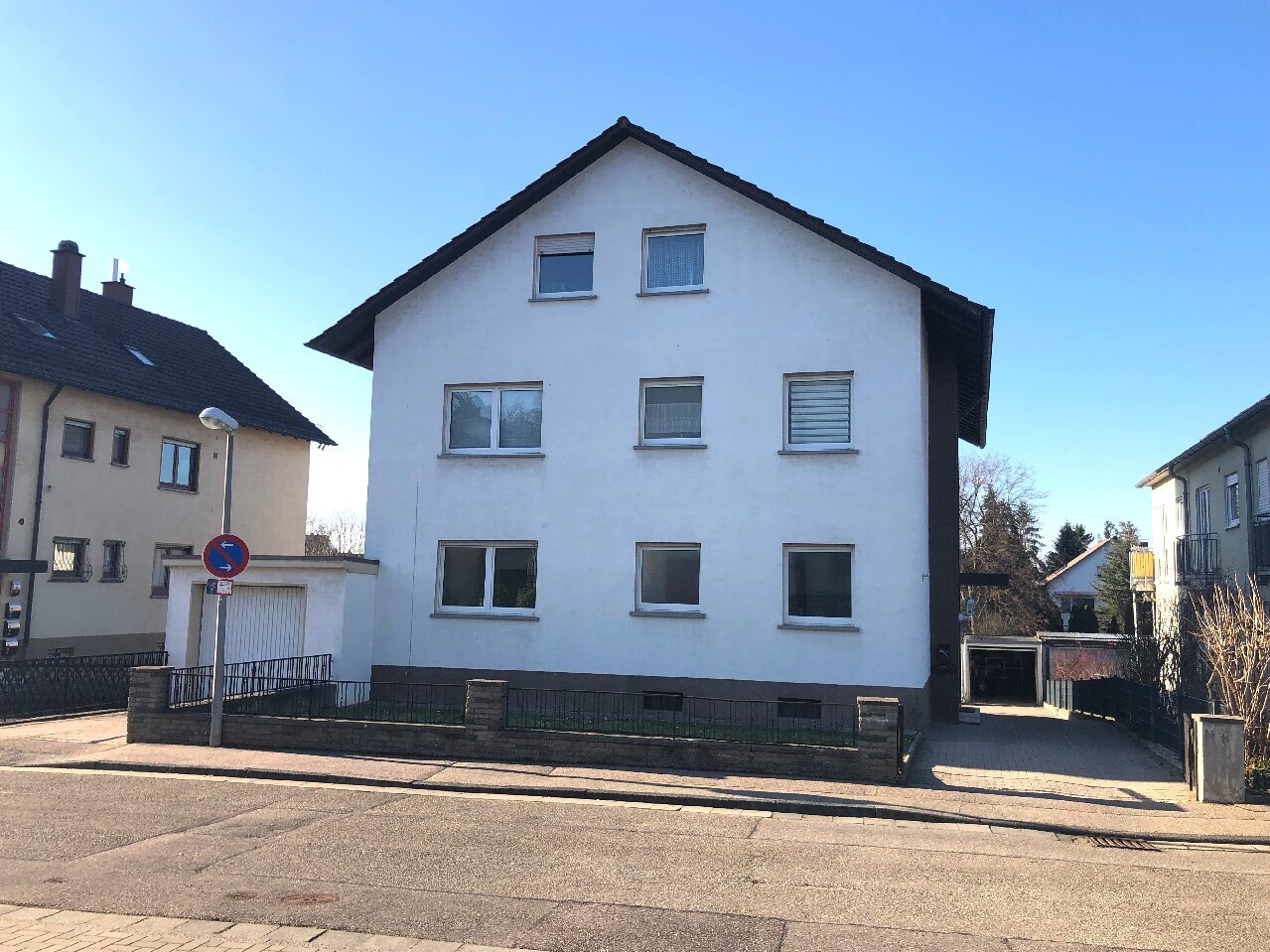 Straßenansicht mit Garage und Einfahrt