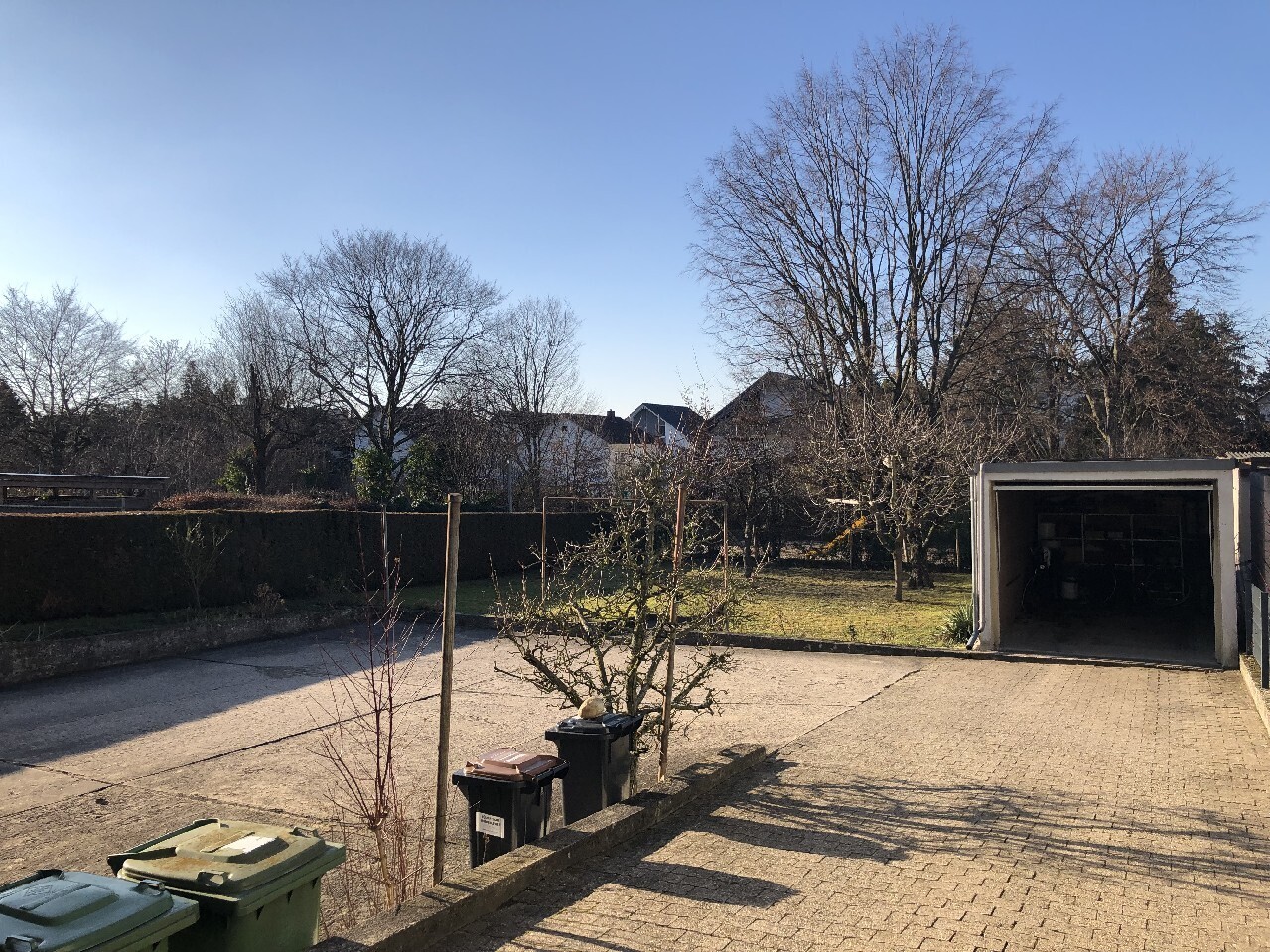 Garten mit weiterer Garage und Stellfläche