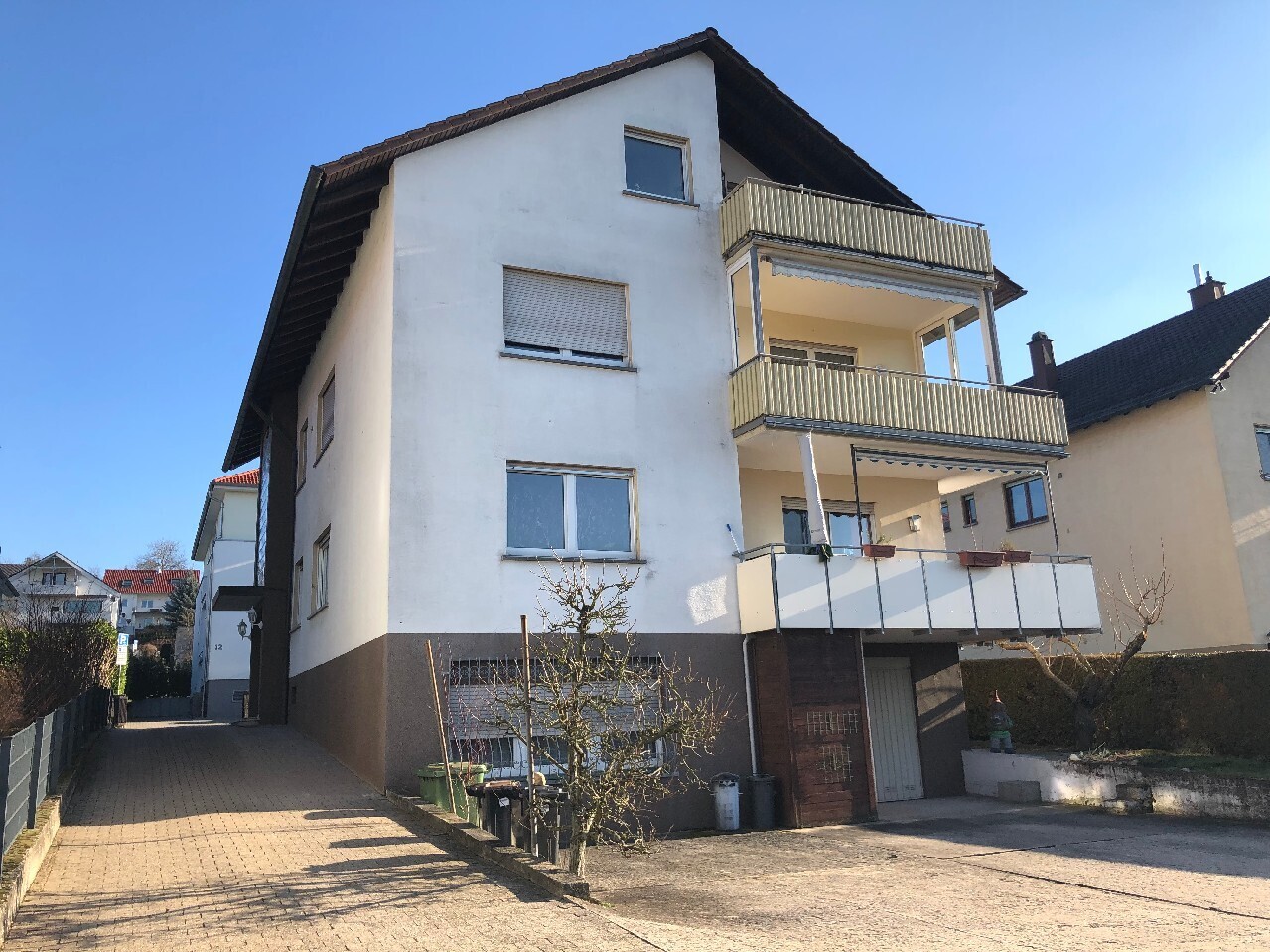 Rückseite mit Einfahrt