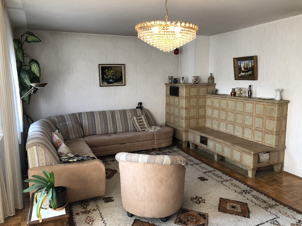 Wohnzimmer mit Kachelofen