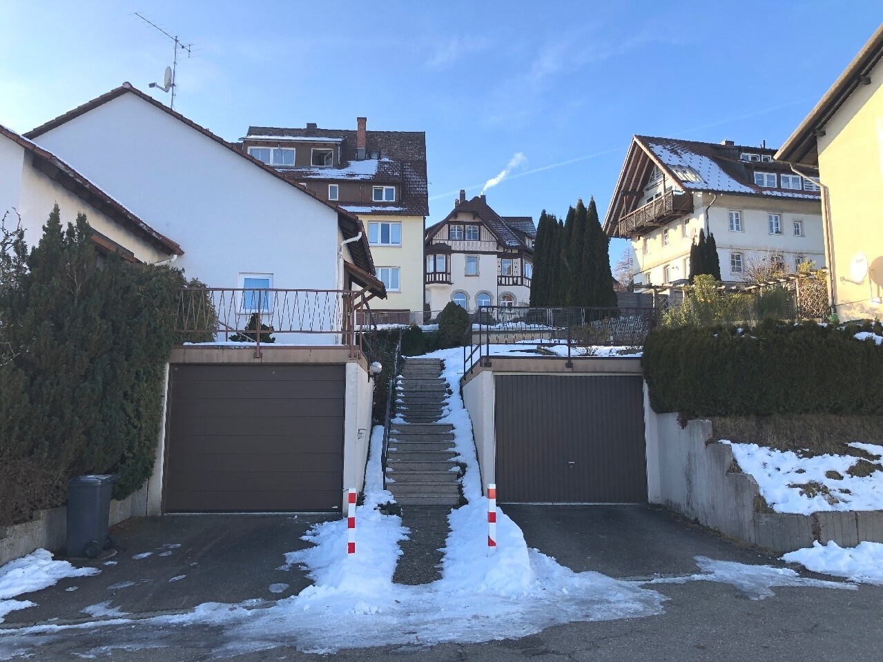 Aufgang zum Haus mit Garagen