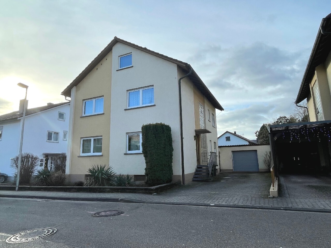 Hausansicht mit Hofeinfahrt