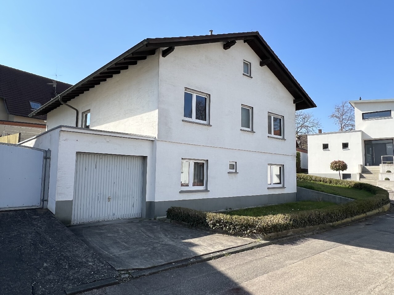 Hausansicht mit Garage