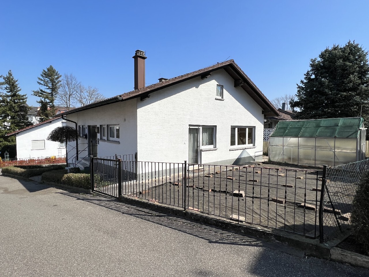 Hausansicht mit Garten