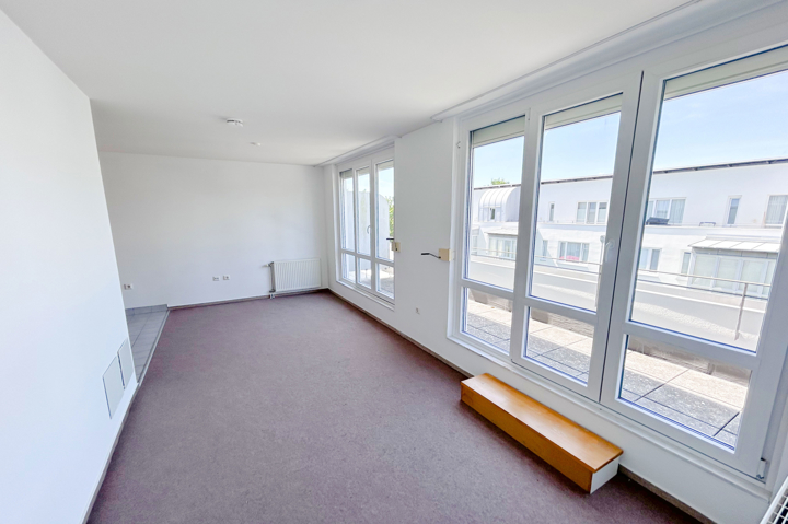 Wohn-/Esszimmer mit Balkonzugang