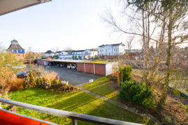 Blick vom Balkon auf den Hinterhof / die Garagen