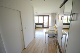 Wohn-/Esszimmer mit Loggia-Zugang