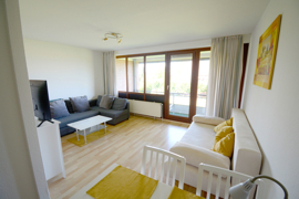 Wohn-/Esszimmer mit Loggia-Zugang