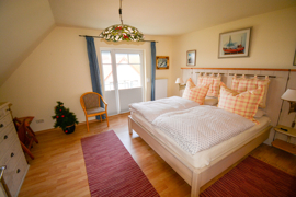 Schlafzimmer mit Balkonzugang