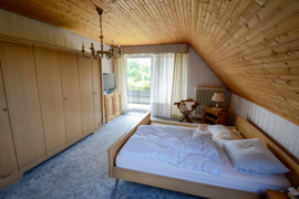 Schlafzimmer mit Balkonzugang  im DG