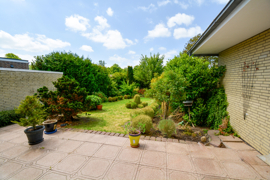 Blick von der Terrasse in den Garten