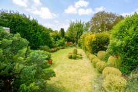 Blick von der Terrasse in den Garten