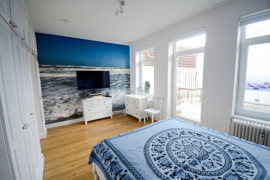 Schlafzimmer mit Dachterrassenzugang