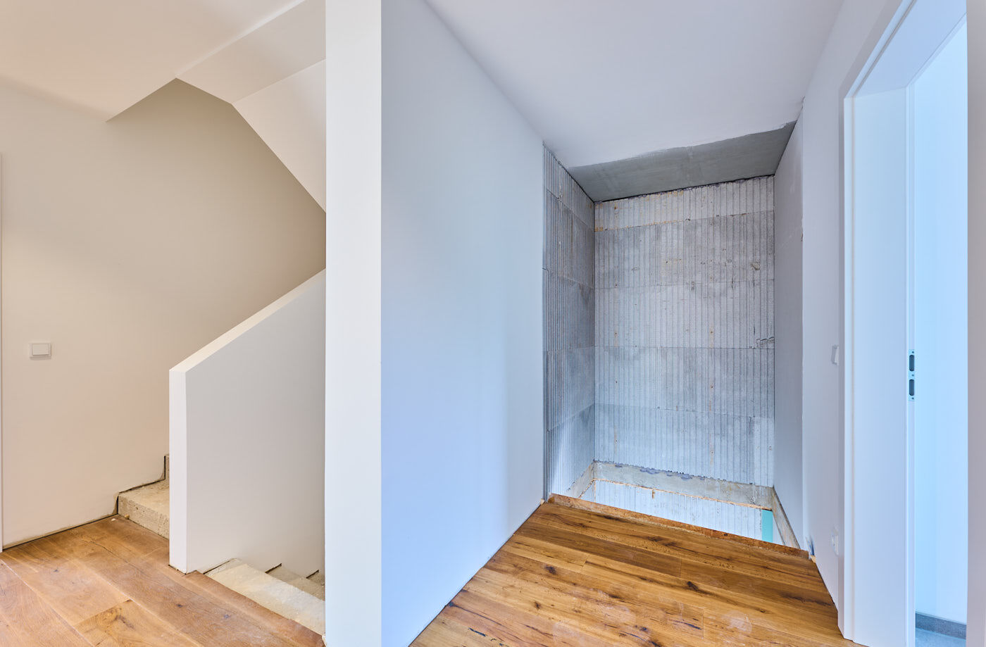 Treppenhaus mit Aufzugschacht