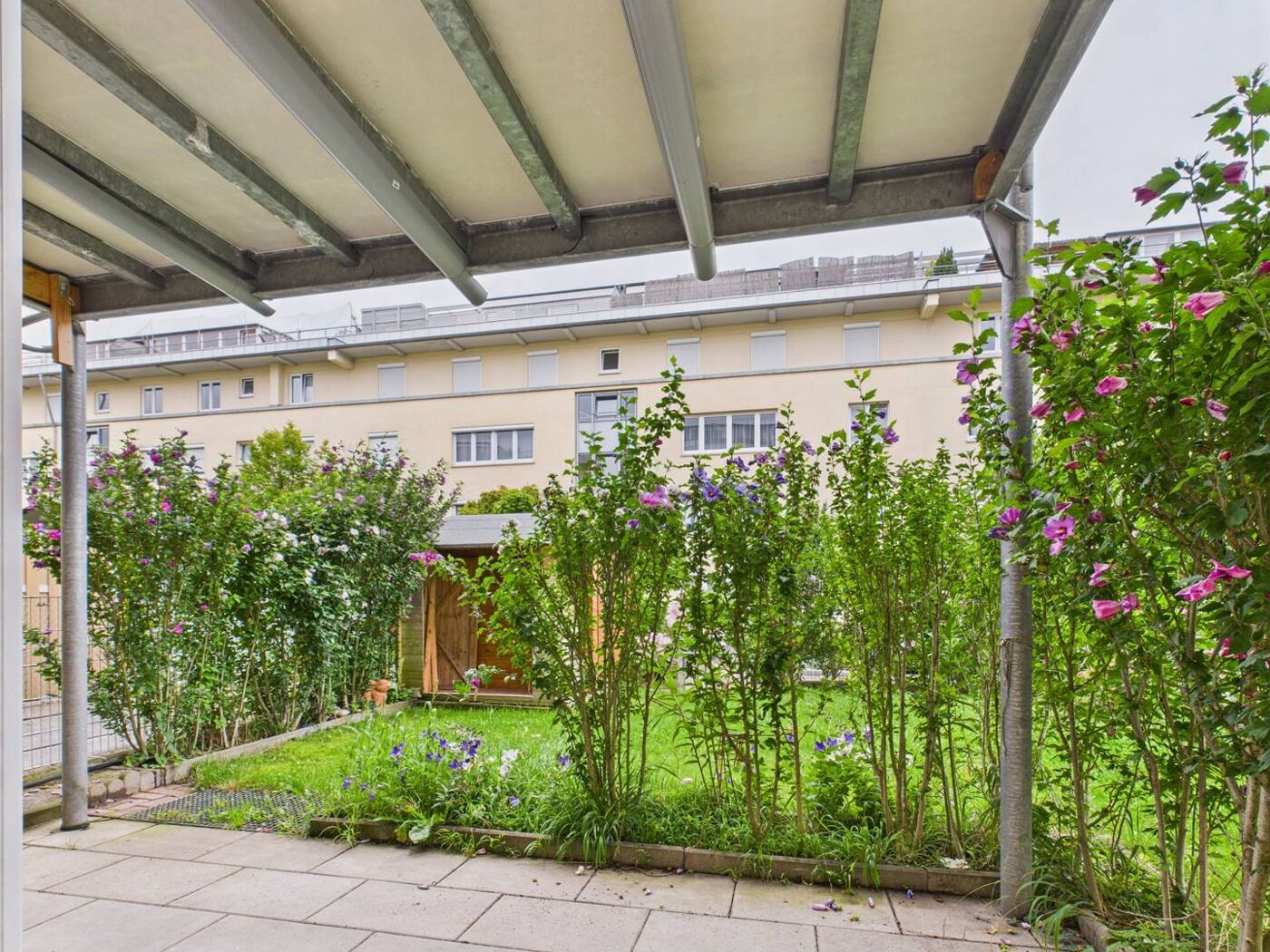 überdachte Terrasse und Garten