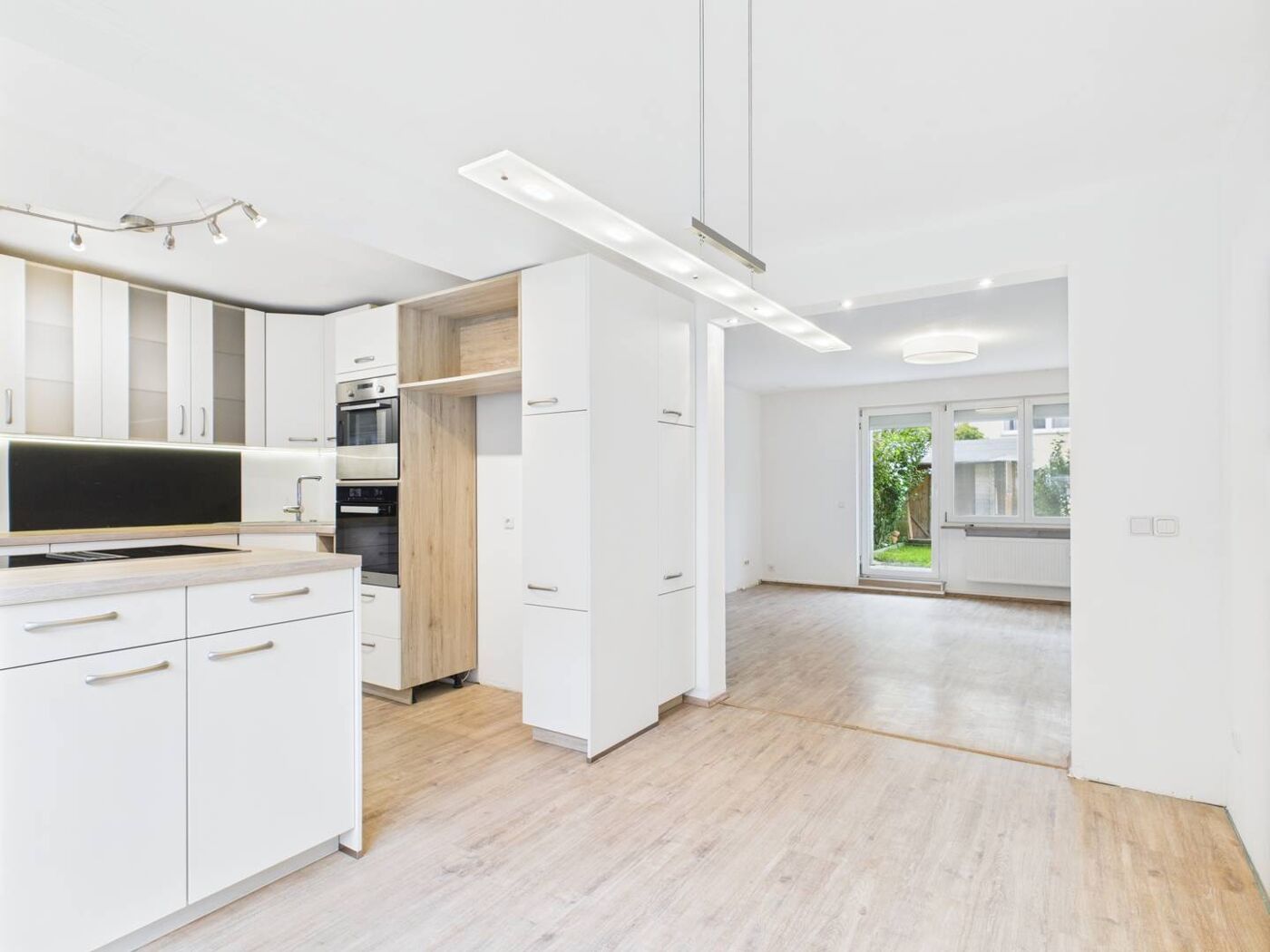 Einbauküche und Wohnzimmer